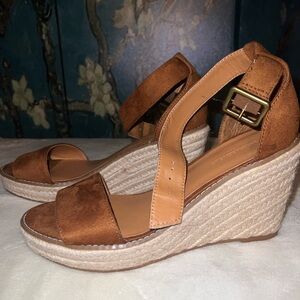 Brown Banana Republic wedges.